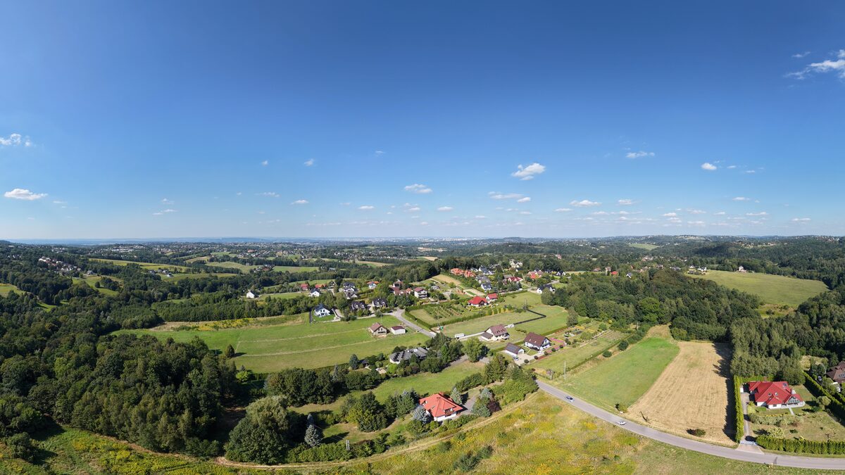 Panorama 360°: Przykładowa panorama 360 z drona dla dewelopera: wizja lokalna działki pod Krakowem, widok na góry i miasto