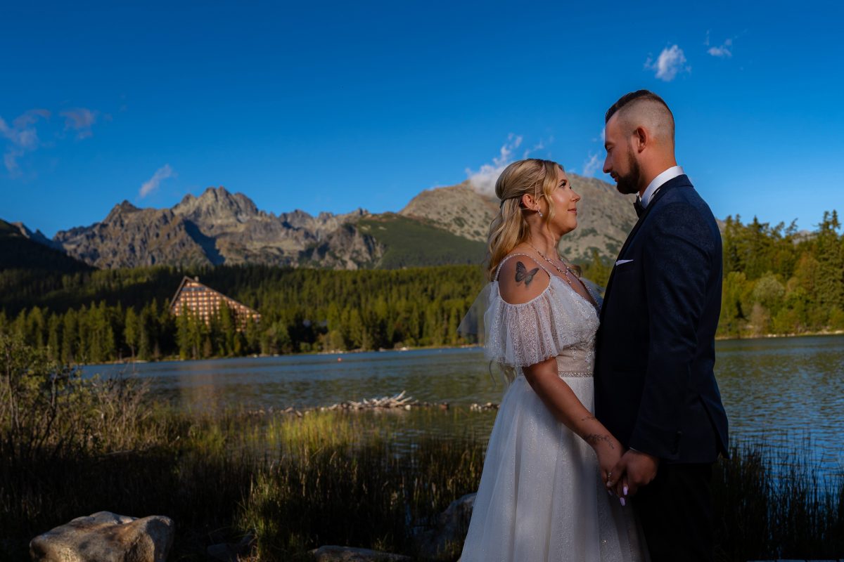 Brautpaar am Štrbské pleso, im Hintergrund die Gipfel der Hohen Tatra