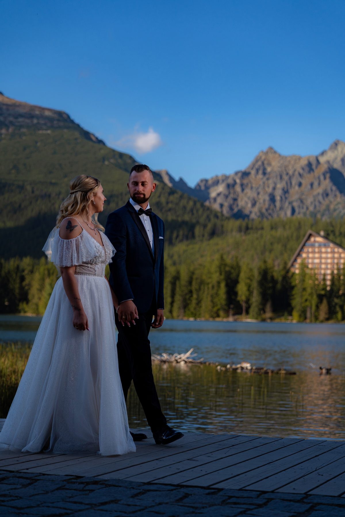 Paar geht über den Steg am Ufer des Štrbské pleso