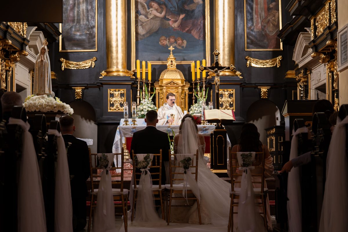 Ceremonia ślubna we wnętrzu kościoła w Nowym Wiśniczu