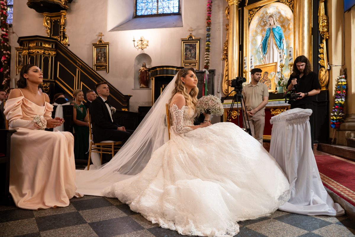 Panna młoda podczas ceremonii ślubnej w kościele w Nowym Wiśniczu