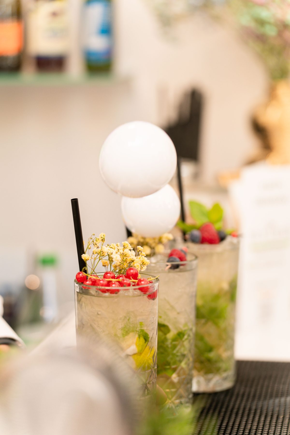 Weselne drinki z owocami i kwiatami przygotowane na barze