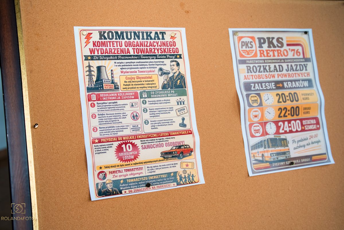 Plakaty w stylu PRL na wydarzeniu retro: komunikat komitetu organizacyjnego i rozkład jazdy PKS Retro 76