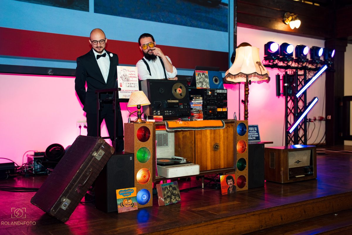 Stanowisko DJ-ów w stylu retro, przy którym grali Rafał Więckowski i Robert Kulma z zespołu Wodzireje z Krakowa: magnetofon szpulowy, stare lampy i sygnalizator świetlny